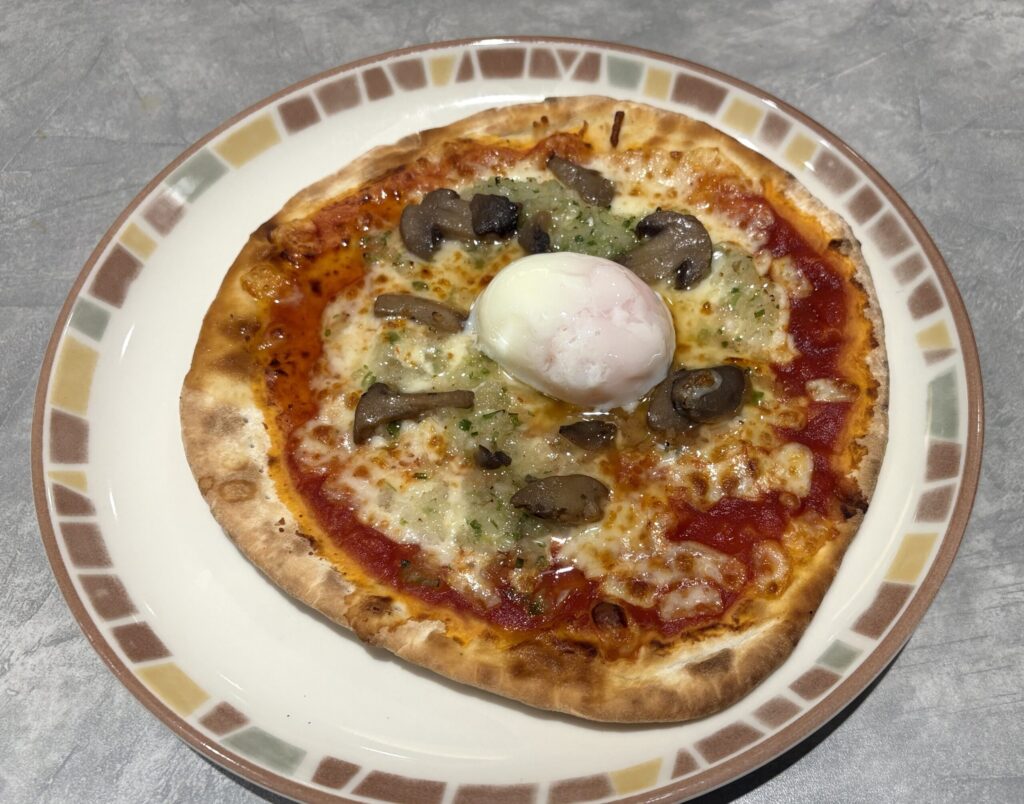 野菜ときのこのピザ