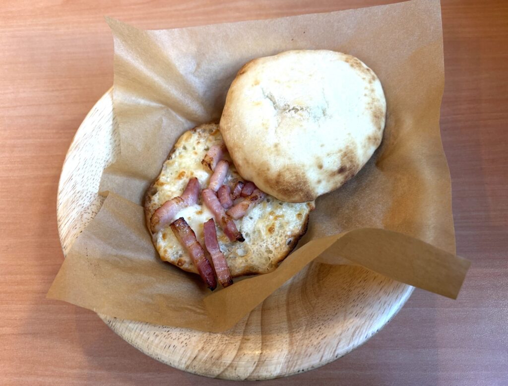 パンチェッタとチーズのパニーニ