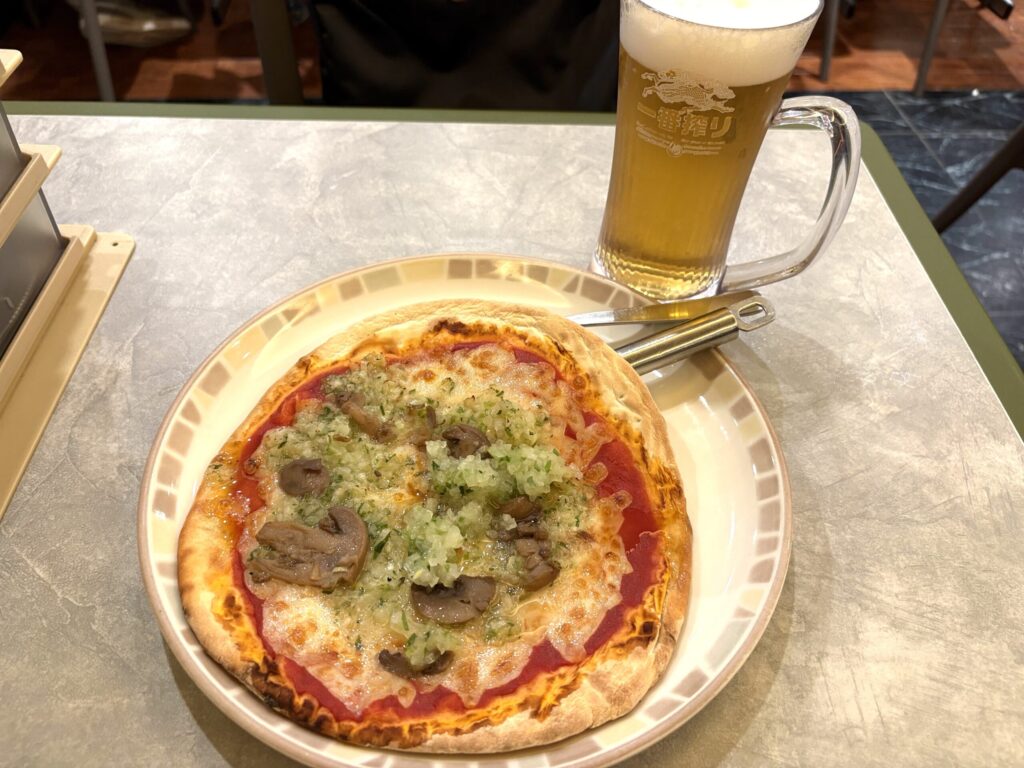 野菜ときのこのピザ