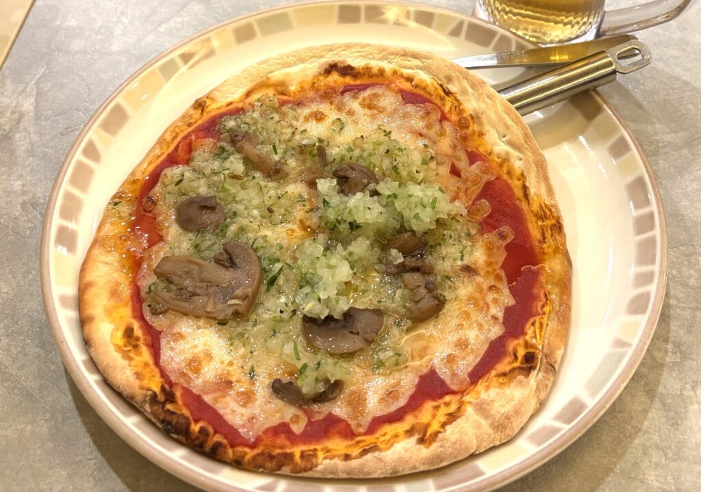 野菜ときのこのピザ
